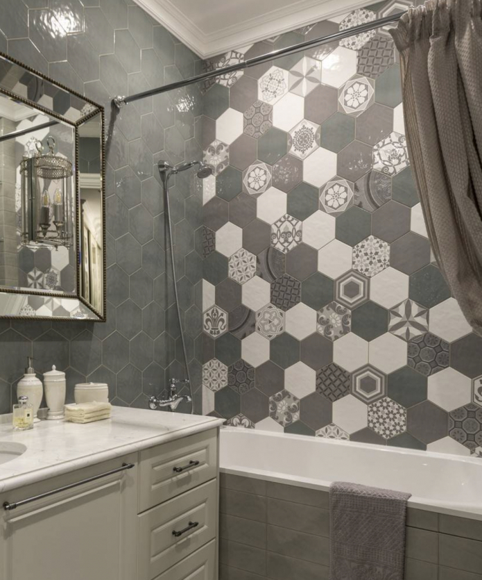 серая плитка в ванной комнате