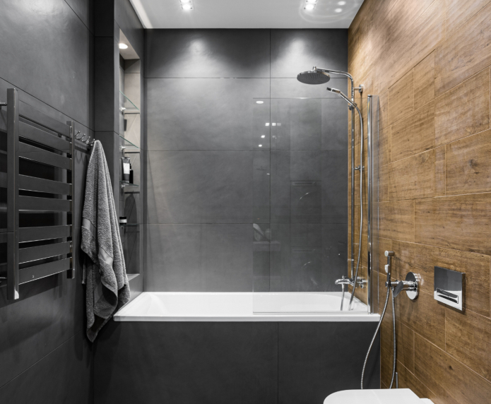 серая плитка в ванной комнате в сочетании с голубыми стенами