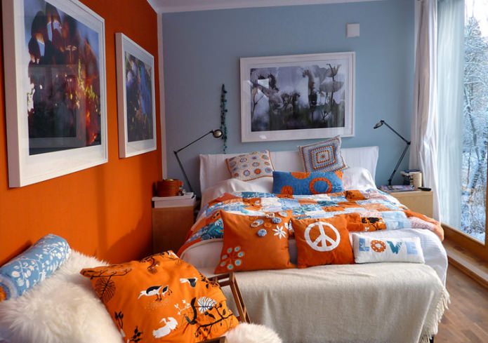 Комбинированные обои разных цветов в спальне
