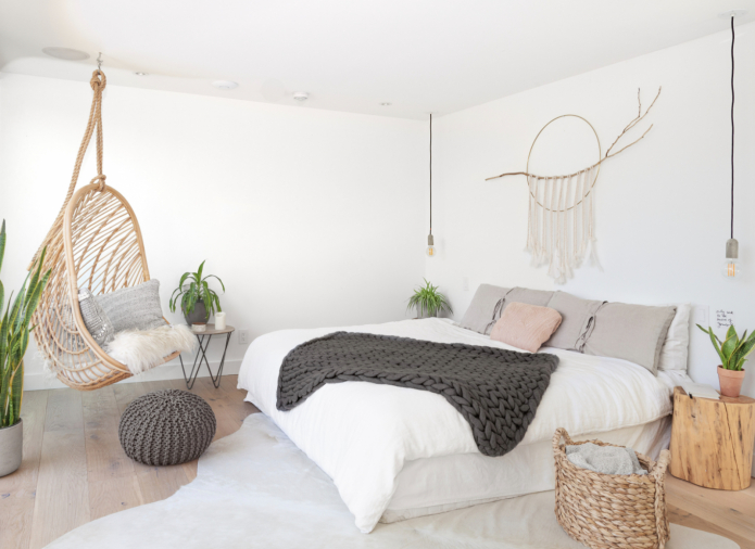 кресло-качель в спальне