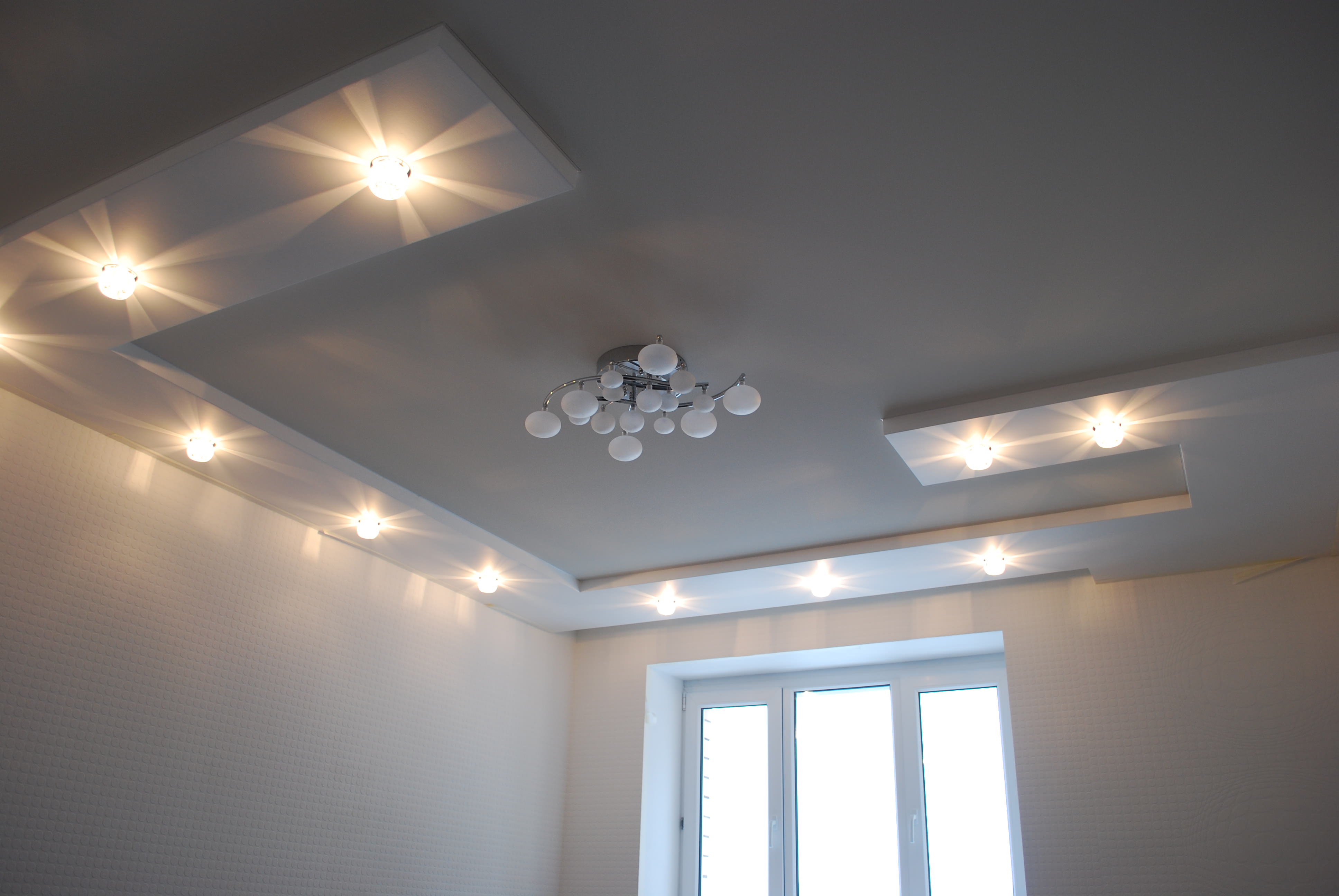 Точечное освещение на потолке