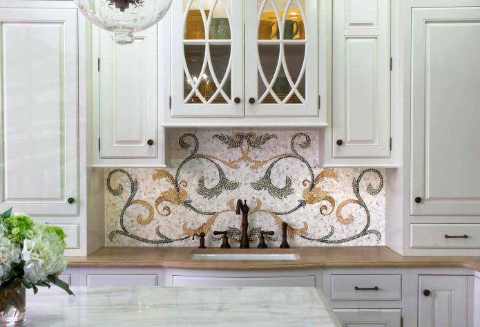 Кухонный фартук из мозаики для белой кухни