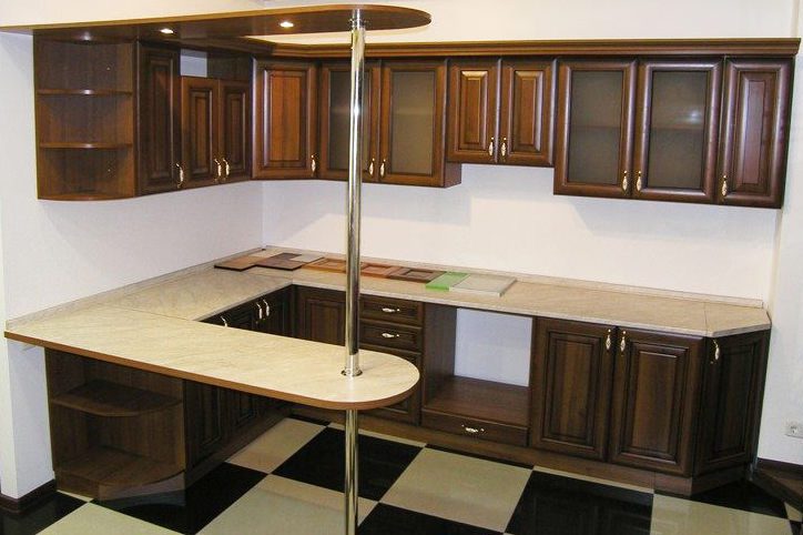 Интерьер угловых кухонь с барной стойкой фото