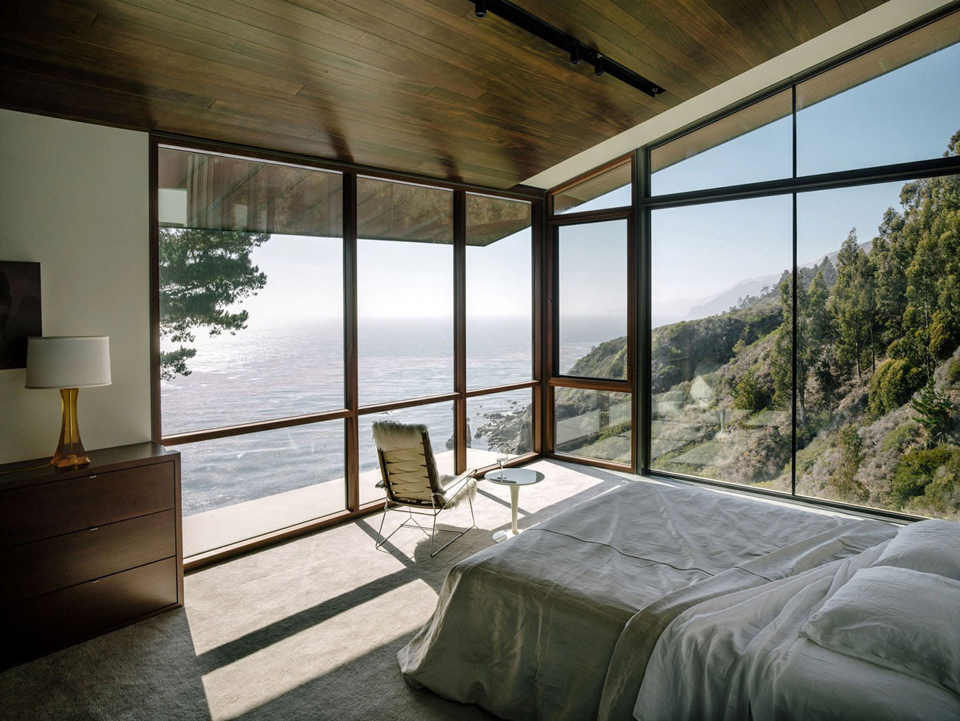 интерьер спальни в загородном доме с панорамными окнами