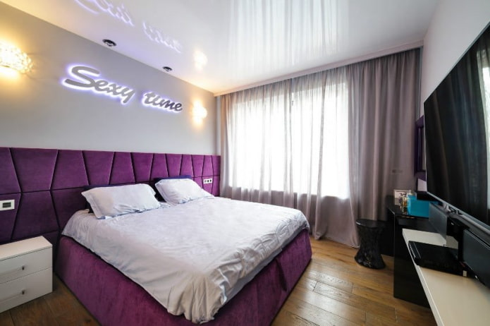 спальня с фиолетовой кроватью