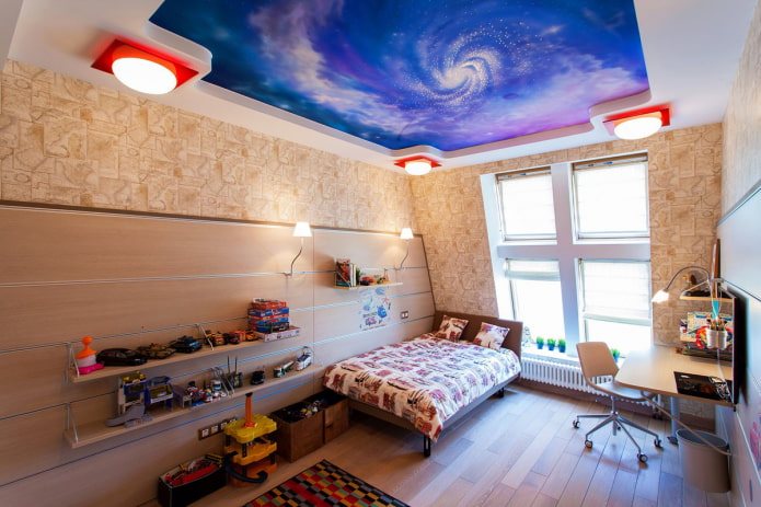 натяжной потолок в интерьере детской комнаты