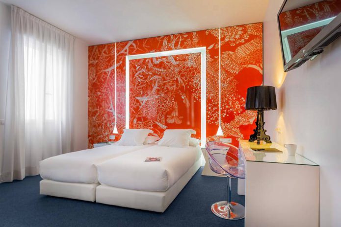 бело-оранжевая спальня
