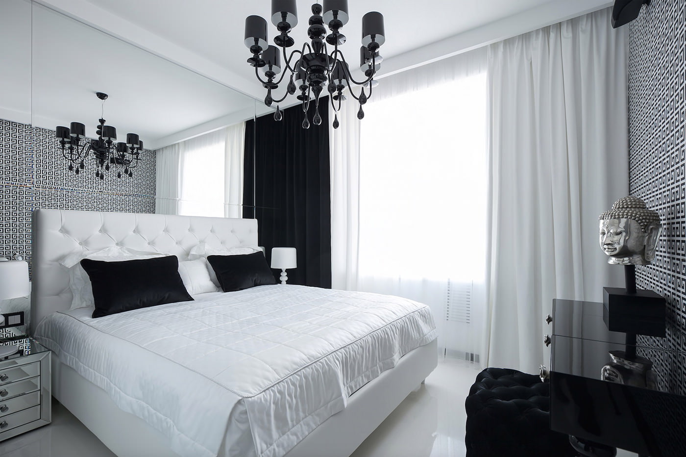 Баланс черного и белого в интерьере спальни