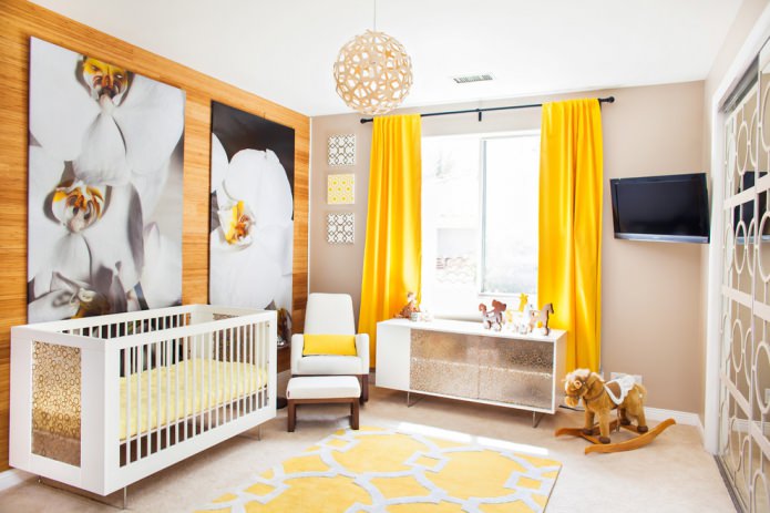 желтые шторы в детской для новорожденного
