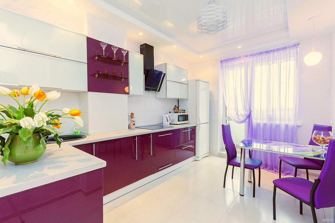 Фиолетовый и белый на кухне