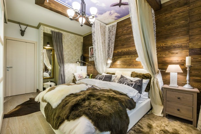 Спальня с деревянной стеной