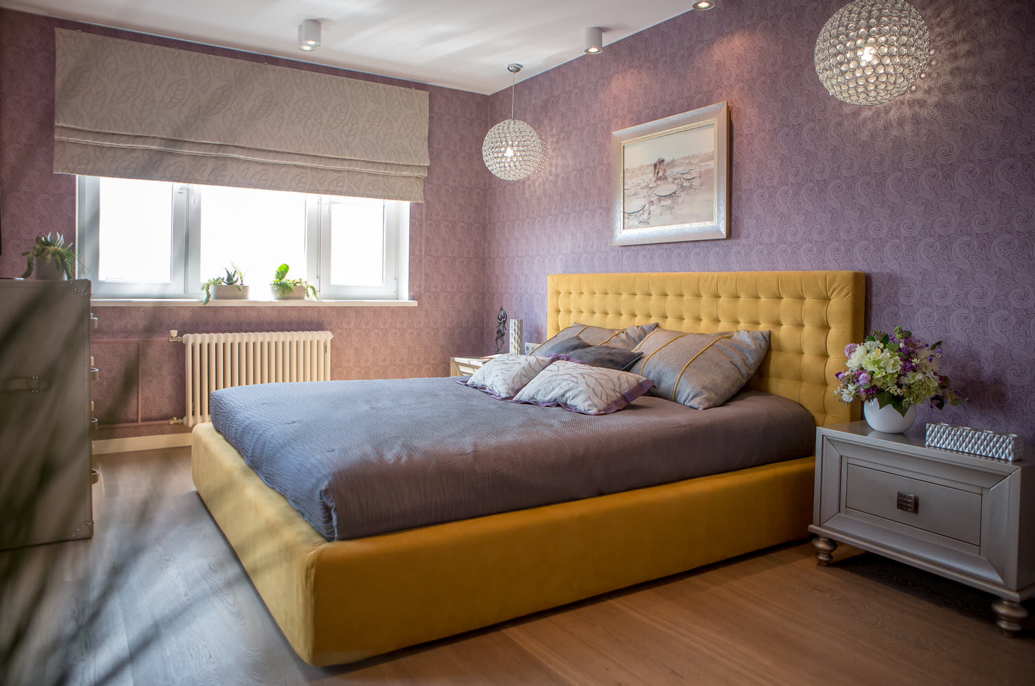 Горчичная кровать. Кровать в интерьере спальни. Спальня в горчичном цвете. Желтая кровать в интерьере. Горчичный цвет в интерьере спальни.