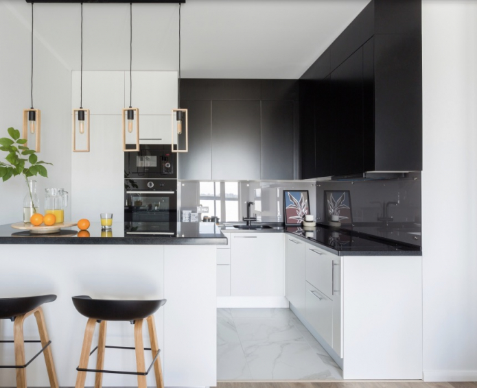 современная кухня с черно-белым гарнитуром 
