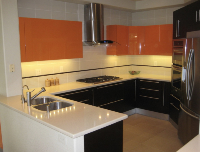 Черно угловой гарнитур с оранжевым фартуком