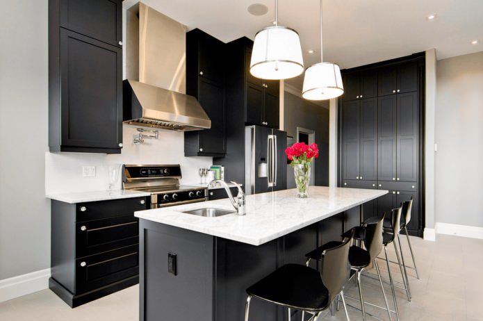 Черный гарнитур в интерьере в кухне: дизайн, выбор обоев, 90 фото - 56