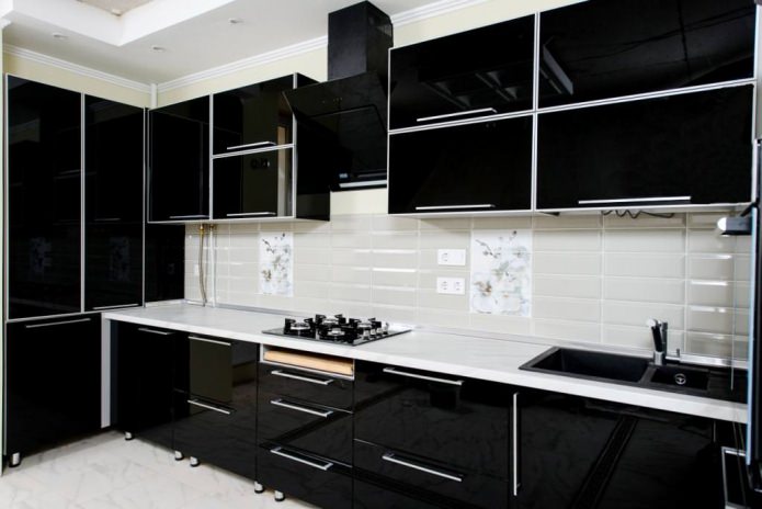 Чорний гарнітур в інтер'єрі на кухні: дизайн, вибір шпалер, 90 фото - 21