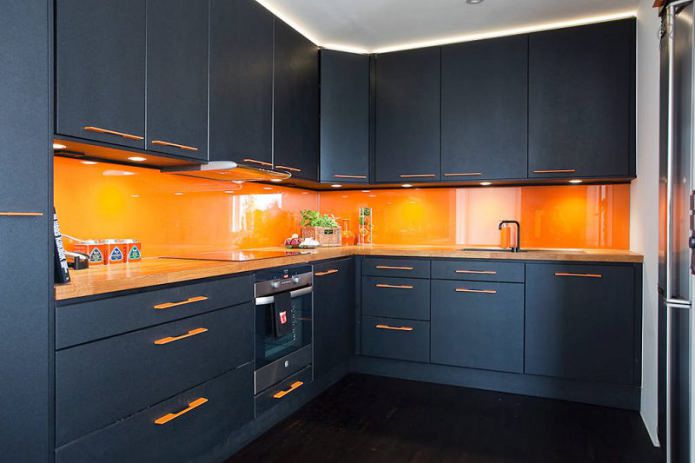 Чорний гарнітур в інтер'єрі на кухні: дизайн, вибір шпалер, 90 фото - 49