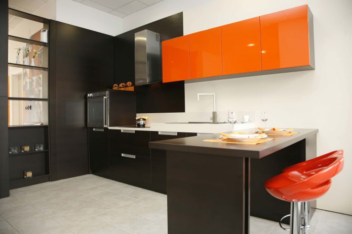 Чорний гарнітур в інтер'єрі на кухні: дизайн, вибір шпалер, 90 фото - 48