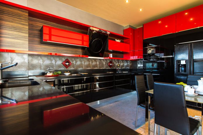 Черно-красный гарнитур в интерьере кухне в современном стиле