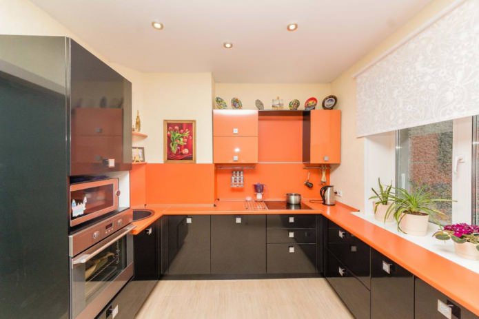 Черно-оранжевый гарнитур на кухне