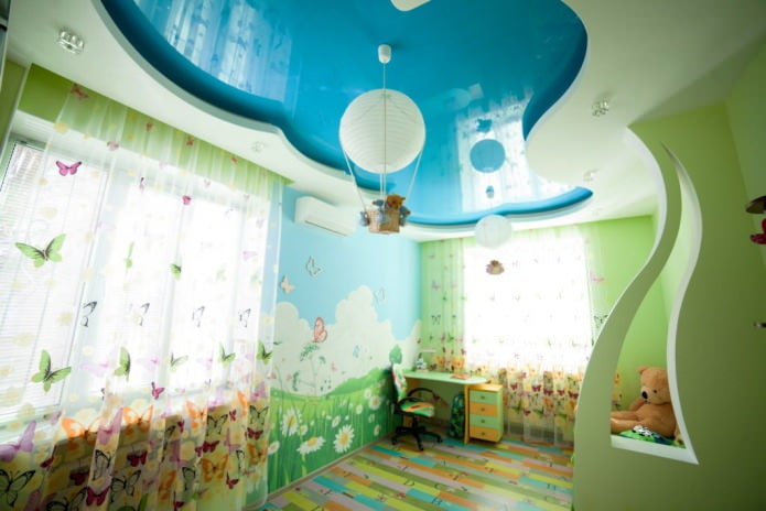 натяжной потолок в интерьере детской комнаты