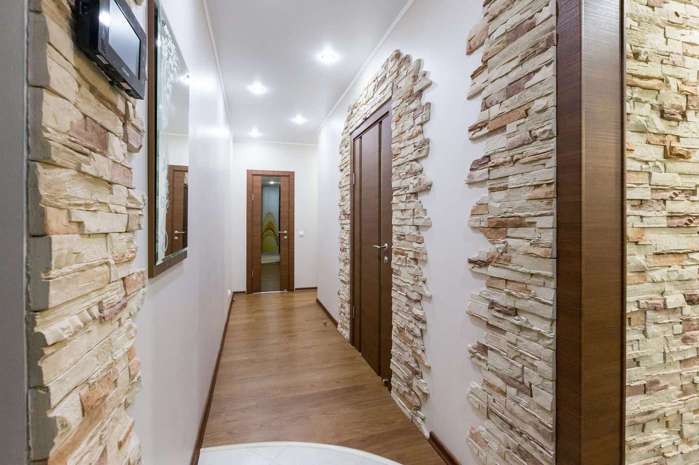 интерьер коридора с декоративным камнем