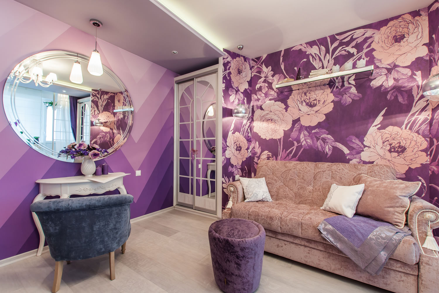 Интерьер гостиной в квартире в фиолетовом цвете