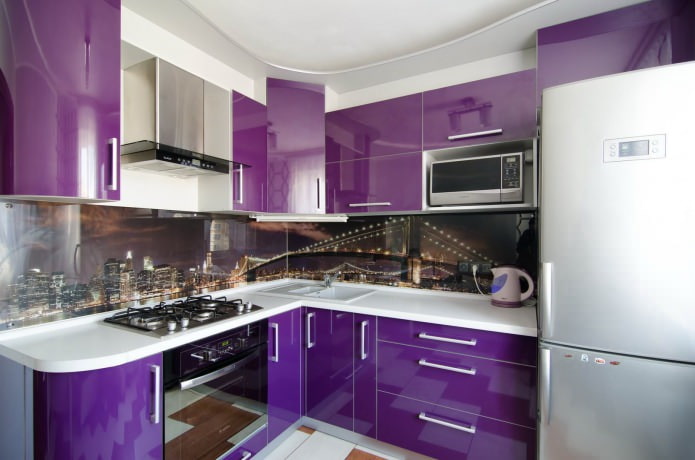фиолетовый кухонный гарнитур с фартуком с фотопечатью 