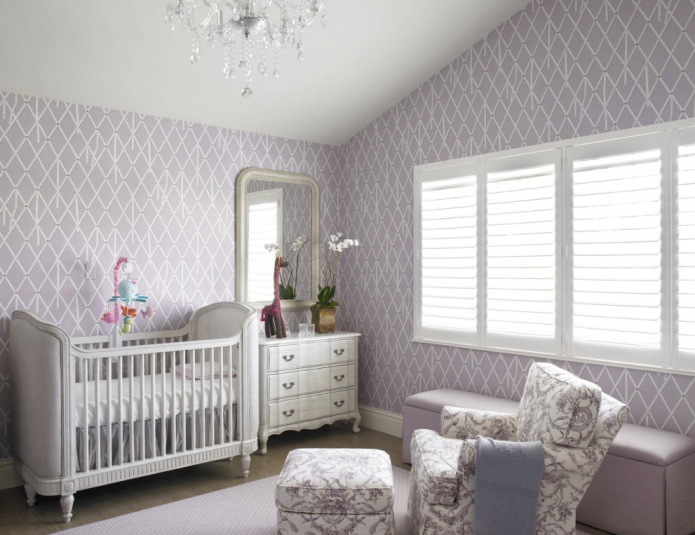 детская с фиолетовыми обоями