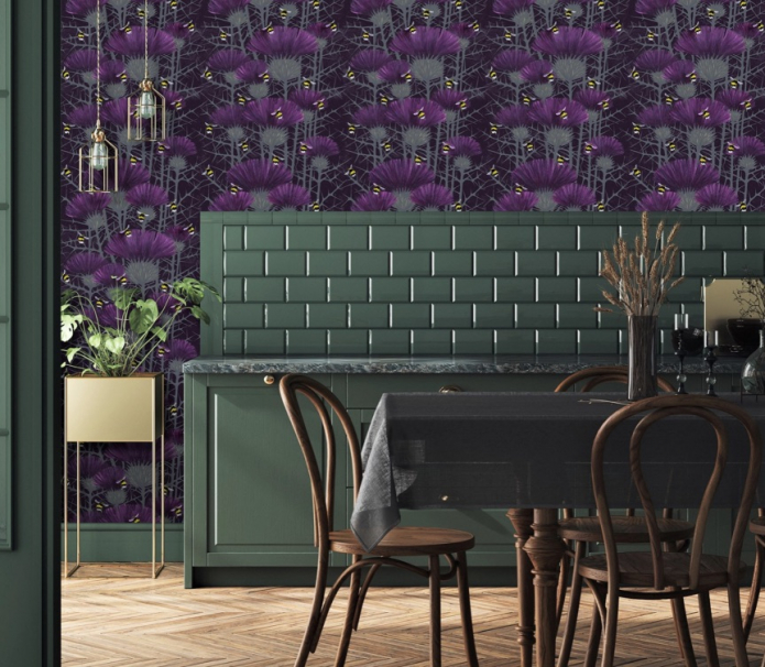фиолетовые обои в кухне