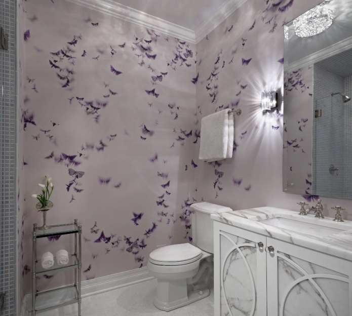 фиолетовые обои в ванной