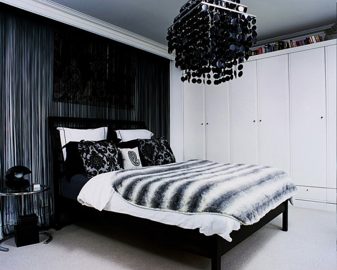 Спальня с черными нитяными шторами