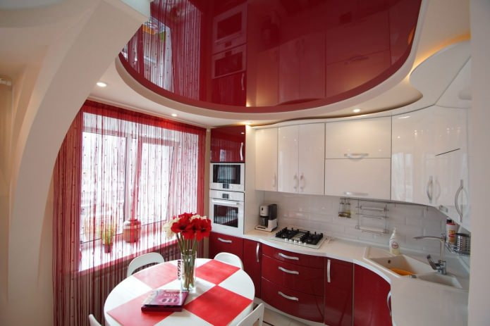 двухуровневый красный потолок в кухне