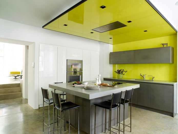 желтый потолок на кухне