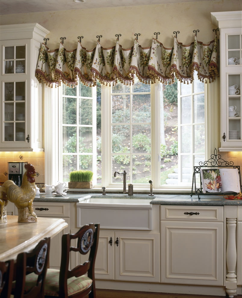 короткие шторы в интерьере кухни