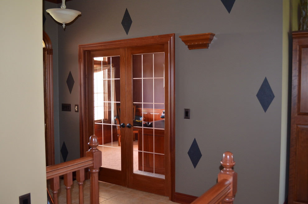 Классические коричневые двери в интерьере