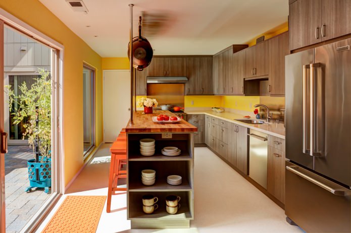 Желто-коричневая кухня