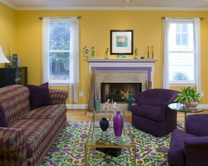 Желто-фиолетовая гостиная