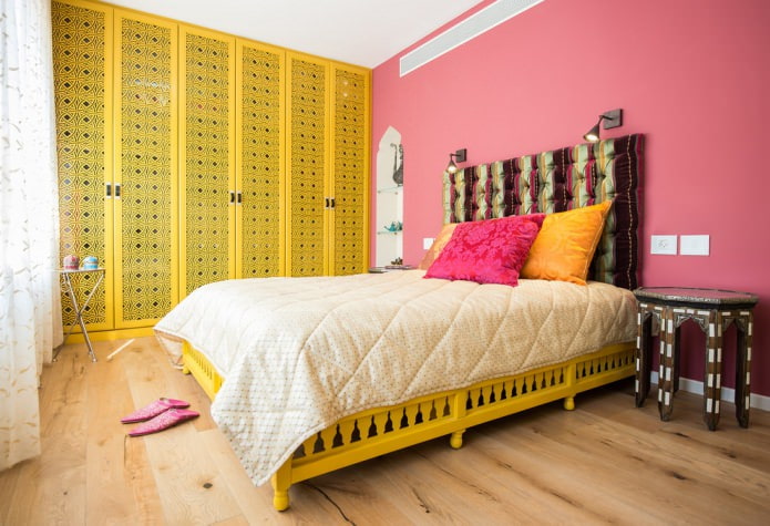 Желто-розовая спальня