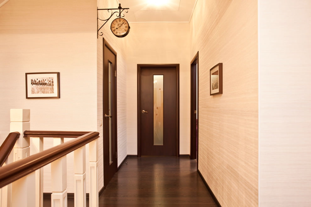 Серый ламинат и коричневые двери в интерьере
