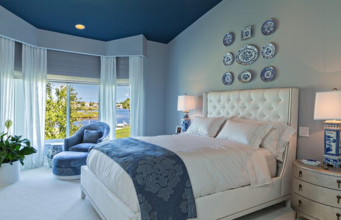 синий потолок в спальне