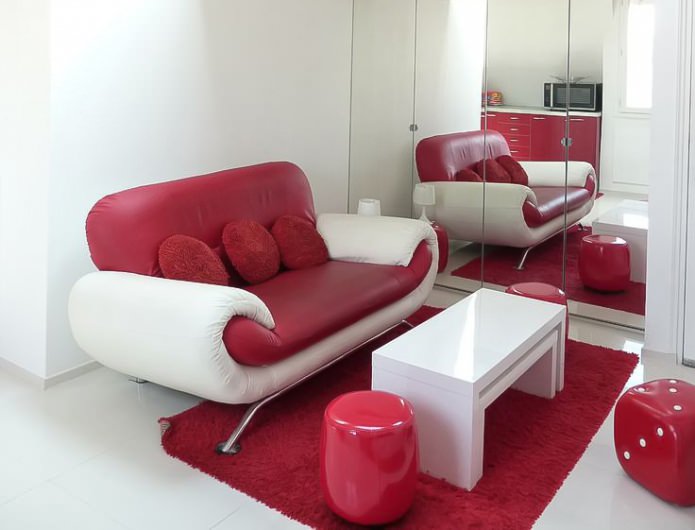 Красно-белый диван