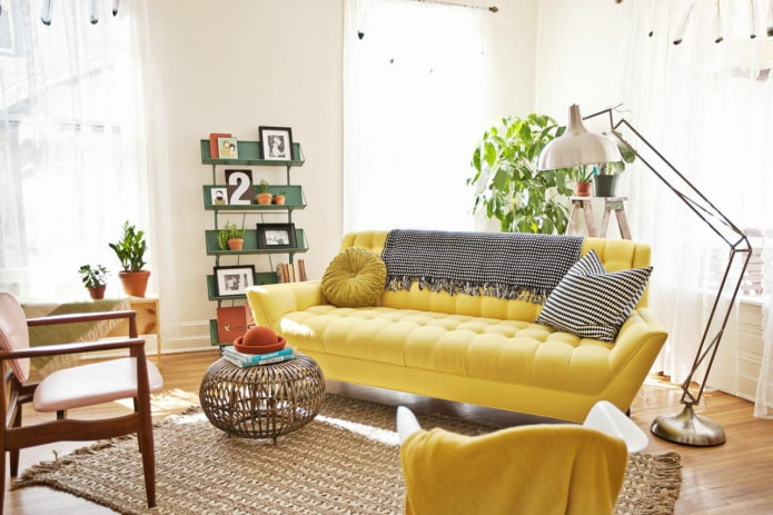 прямой диван желтого цвета в интерьере