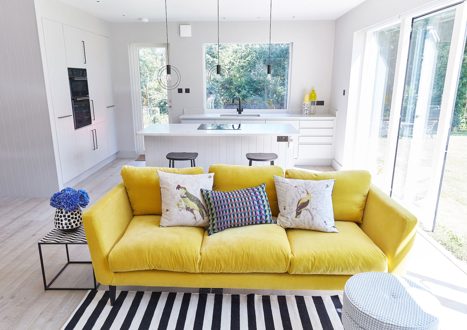 Желтый диван в интерьере: 70+ фото, идеи для гостиной, кухни или детской