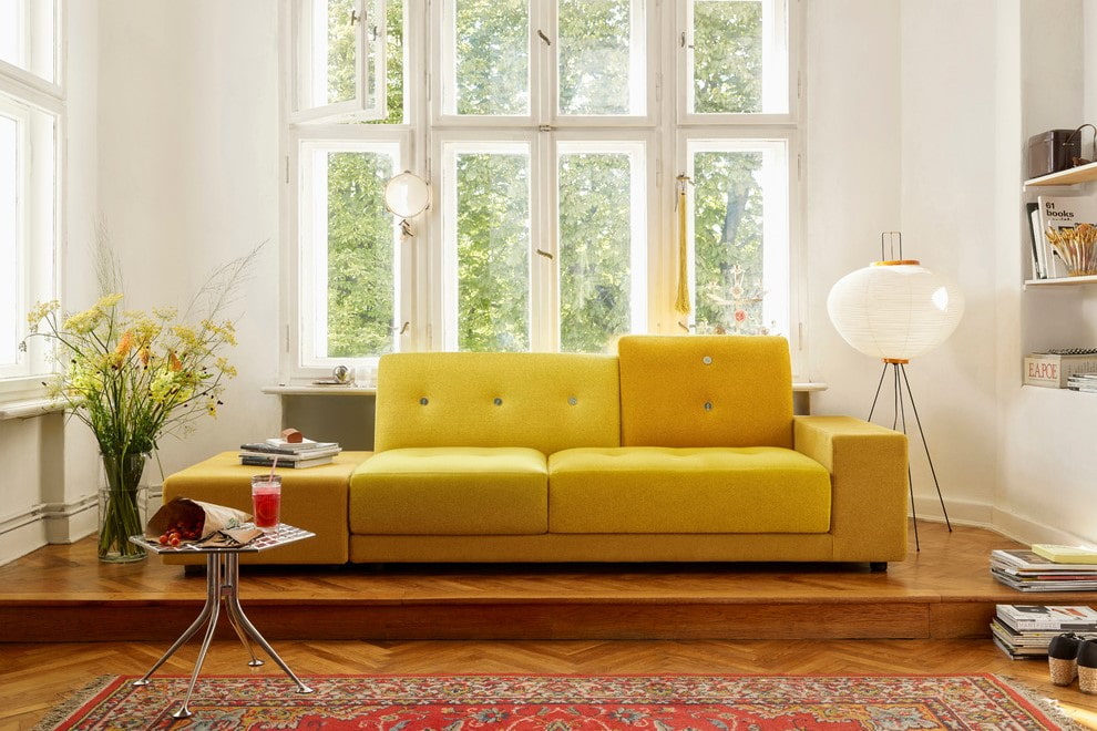 Желтый диван в скандинавском интерьере