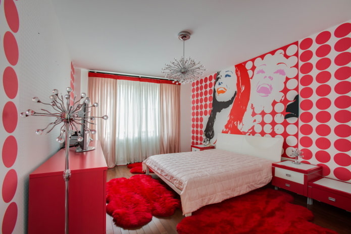светлые шторы в бело-красной спальне