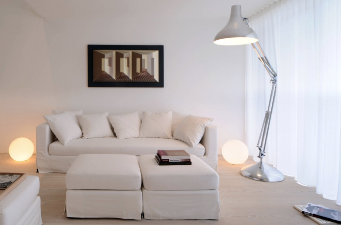 стильная гостиная с диваном белого цвета