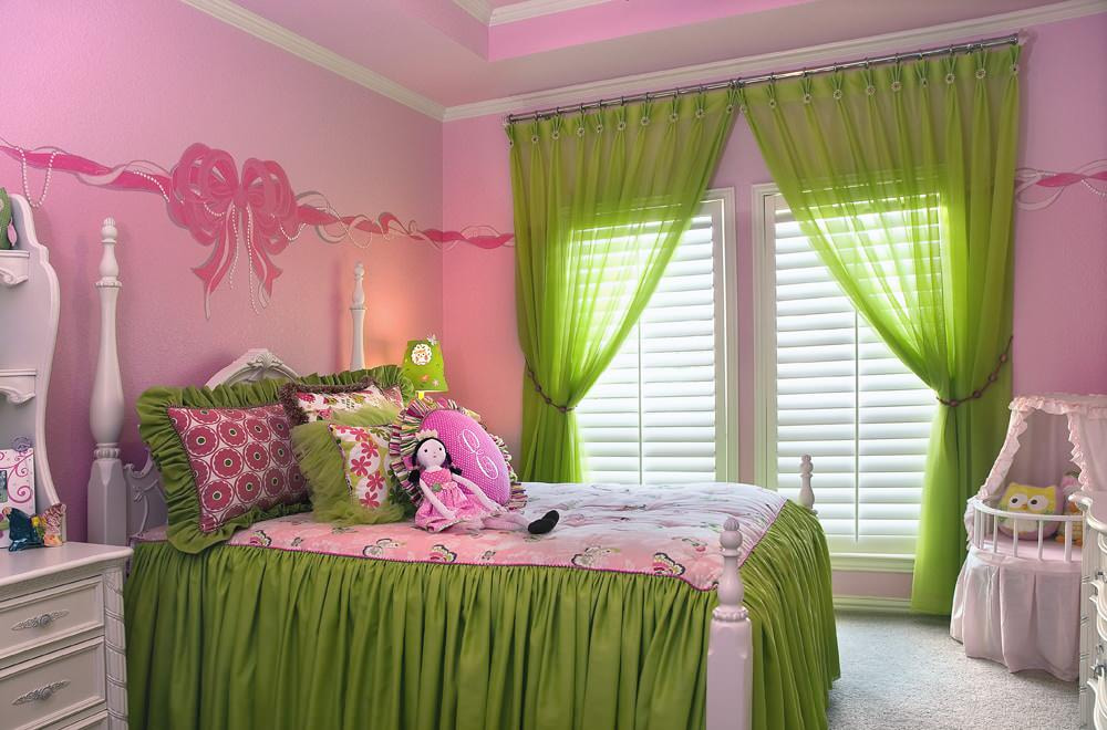 Розово зеленые обои. Шторы к салатовым стенам. Спальня в зелено розовых тонах. Занавески в комнату для девочки. Яркие шторы.