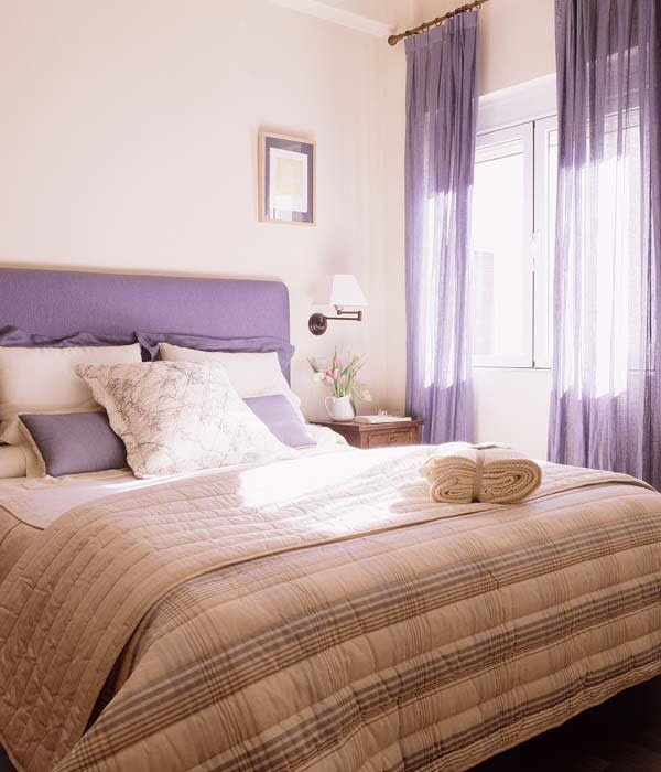 шторы сиреневого цвета в интерьере спальни