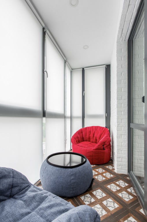 белые шторы на балконе